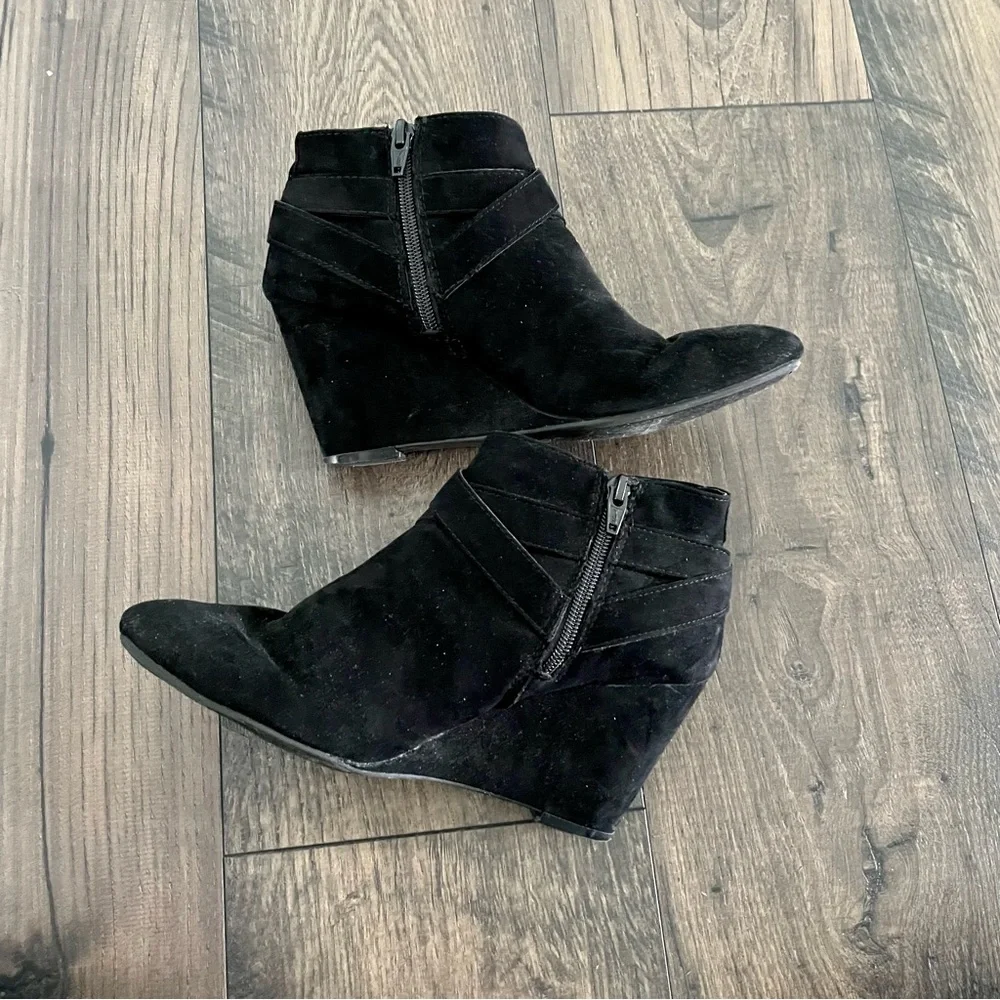 Mossimo Black Booties with Gold Accents and Zipper - Picture 2 of 5